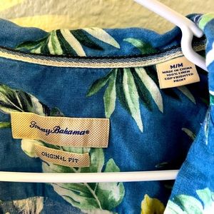 Tommy Bahama blue flower Hawaiian shirt size m